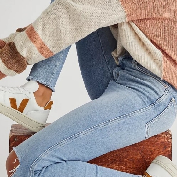 NWT Free People Distressed High Rise Jeans Size 24 Light Wash Raw Hem - Picture 11 of 12